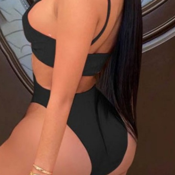 Swimsuite - Picture 2 of 2